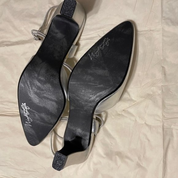 Silver Metallic pumps with criss cross elastic strap - Picture 3 of 4